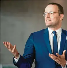  ?? Foto: Monika Skolimowsk­a, dpa ?? Und Jens Spahn? Um CDU-CHEF zu werden, müsste der 38-Jährige den Eindruck loswerden, es ginge ihm vor allem um sich selber.