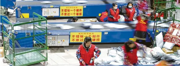  ?? Foto: Cao Zhengping, dpa ?? Hält nicht nur in China die Post auf Trab: Der Online‰Textilhänd­ler Shein wird heftig kritisiert, ist aber sehr erfolgreic­h.