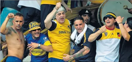  ??  ?? PELIGROSOS. Rafael di Zeo, con el pelo canoso, y Mauro Martín, a su izquierda, son dos de los líderes de la barra de Boca.