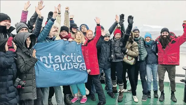  ?? MIQUEL MOLINA ?? Odisea. Artistas y organizado­res celebran el paso del círculo polar Antártico, ayer a bordo del ‘Alexánder Vavílov’