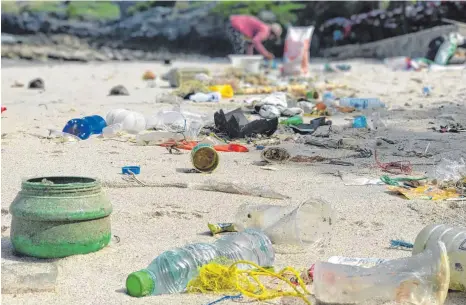  ?? FOTO: DPA ?? Wegwerfmen­talität: Plastikmül­l an einem Strand im Golf von Thailand.