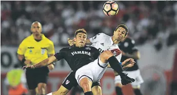  ?? FOTO: AFP ?? Ignacio Fernández, de River, y Diego Braghieri, de Lanús, se volverán a ver las caras esta tarde.