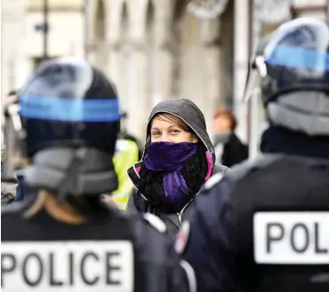  ?? Foto: AFP/Nicolas Tucat ?? Demo gegen Macrons Bildungsre­form am Dienstag in Bordeaux: auch hier mit einigen »Gelbwesten«