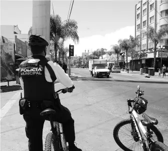 ?? Carlos Luna ?? Los elementos de seguridad, quienes se mueven en bicicletas, también vigilarán los andadores turísticos de la ciudad.