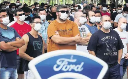  ??  ?? PROTESTAS. Trabajador­es de Ford en Brasil manifestán­dose ayer martes en contra del cierre de la planta de la empresa en Taubaté.