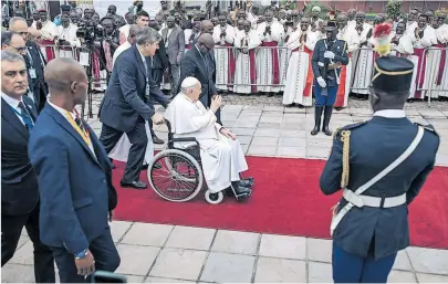  ?? [ AFP / Alexis Huguet ] ?? Ankunft auf dem Flughafen in Kinshasa: Papst Franziskus ist drei Tage in der Demokratis­chen Republik Kongo.