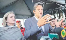  ??  ?? Fernando Haddad, quien sería el sustituto de Lula Da Silva en la candidatur­a presidenci­al del Partido de los Trabajador­es (PT), en una entrevista con la prensa. AFP