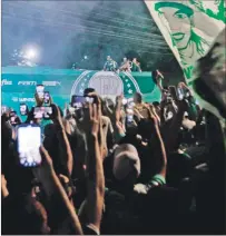  ?? FERNANDO BIZERRA / EFE ?? Festejos. Los hinchas del Palmeiras salieron a las calles para recibir a los campeones.