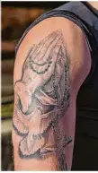  ??  ?? Den rechten Oberarm schmückt das größte Tattoo.