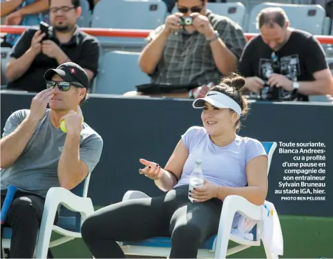  ??  ?? Toute souriante, Bianca Andreescu a profité d’une pause en compagnie de son entraîneur Sylvain Bruneau au stade IGA, hier.