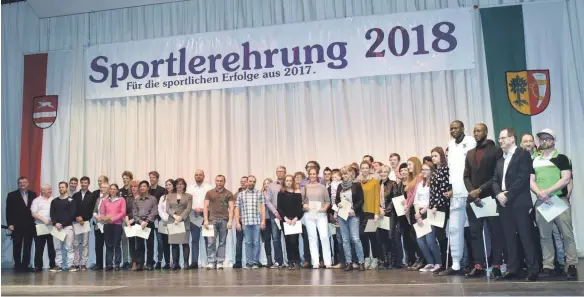  ?? FOTOS (5): KLAUS EICHLER ?? Die Stadt Friedrichs­hafen hat seine verdienten Sportler in der Ludwig-Roos-Halle in Ettenkirch geehrt.