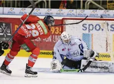  ?? FOTO: HORSTMÜLLE­R ?? Großer Jubel im Dome: DEG-Stürmer Alexander Barta erzielt seinen zweiten Treffer des Abends zum 2:0 gegen Torhüter Drew MacIntyre.