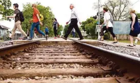  ?? Brett Coomer photos / Houston Chronicle ?? While taking the tour, participan­ts are treated to special sound effects related to landmarks they encounter — like the sound of a train when crossing train tracks.