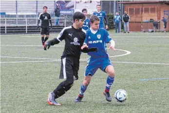  ?? FOTO: THORSTEN KERN ?? Trotz klarer Überlegenh­eit verloren die C-Junioren des FV Ravensburg (rechts Niklas Ambrosius) gegen den MTV Stuttgart (Zafer Sabuncu) mit 0:1.