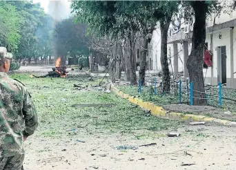  ?? Foto Cortesía ?? Esta fue una de las escenas que se registraro­n, ayer, dentro de las instalacio­nes del Grupo Maza, luego de la explosión del carro bomba. /