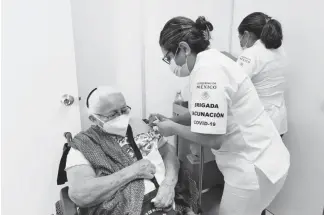  ??  ?? • En la ciudad de San Francisco de Campeche se aplicó segunda dosis de la vacuna anti covid a personal del sector educativo en la 33 zona militar.