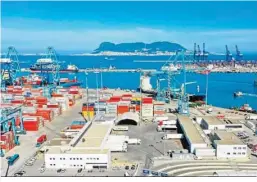  ?? ?? Vista del PCF del Puerto Algeciras y las terminales de APM y TTIA.