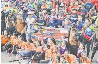  ??  ?? GAMBAR KENANGAN: Shahrudin dan Jamilah bergambar bersama para peserta program, guru dan pelajar SMK Bingkor sebelum meneruskan perjalanan ke Komplek Sukan Keningau.