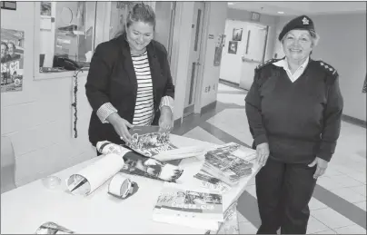  ?? NIKKI SULLIVAN/CAPE BRETON POST ?? Civilian instructor Denise Cann, left, and Commanding Officer Cindy Tiller from 2878 Glace Bay Army Cadets, set up an informatio­n booth at Oceanview Education Centre in Glace Bay on Monday. The unit is hoping to recruit 10 new cadets this month.