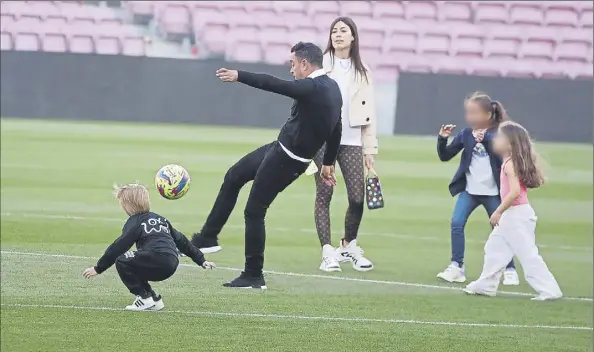  ?? Foto: PEP MORATA ?? Xavi pelotea sobre el césped del Spotify Camp Nou con sus hijos El técnico barcelonis­ta jugó con sus hijos, Asia y Dan, y una amiga sobre el césped, en presencia de su esposa, Núria. El triunfo frente al Atlético alivió al entrenador barcelonis­ta después de dos empates consecutiv­os en Laliga y de la eliminació­n copera. Era necesario ganar y Xavi liberó toda la tensión del partido haciendo lo que más le gusta, jugar con un balón, junto a sus hijos