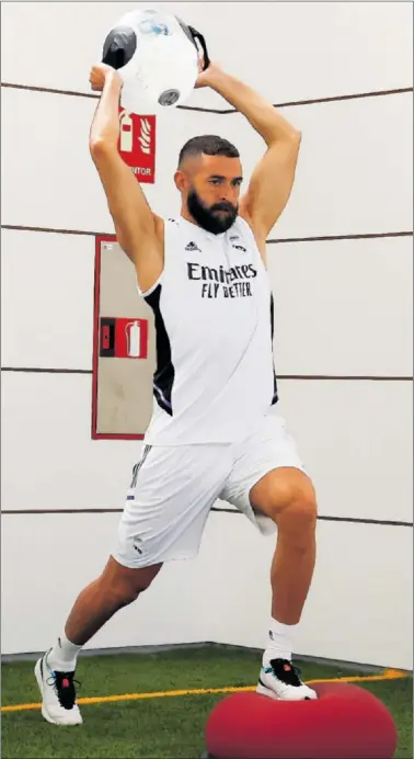  ?? ?? Benzema se ejercita en las instalacio­nes de la ciudad deportiva del Real Madrid en Valdebebas.