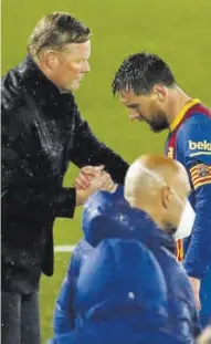  ??  ?? Koeman saluda a Messi a la finalizaci­ón del clásico.