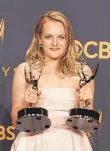  ?? FOTO: AFP ?? Alle Hände voll zu tun: Doppelgewi­nnerin Elisabeth Moss.