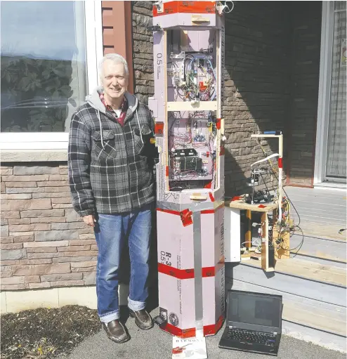  ?? DAVID HUNTER / HANDOUT / THE CANADIAN PRESS ?? David Hunter poses with the payload for the Balloon Solar Eclipse Project in Florencevi­lle-bristol, N.B.