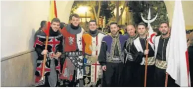  ??  ?? Posando antes del desfile de Moros y Cristianos.