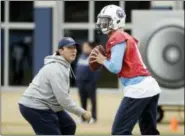  ?? MARK HUMPHREY — THE ASSOCIATED PRESS ?? Tennessee Titans quarterbac­k Marcus Mariota, right, gets set to pass as quarterbac­ks coach Jason Michael acts as a defender during an NFL football practice Wednesday in Nashville, Tenn.