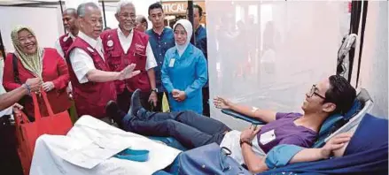  ?? [FOTO MOHD SAFWAN MANSOR/BH] ?? Muhyiddin beramah mesra dengan penderma darah pada Program Derma Darah anjuran Yayasan Golf Tan Sri Muhyiddin dan Pusat Darah Negara, di Kuala Lumpur, semalam.