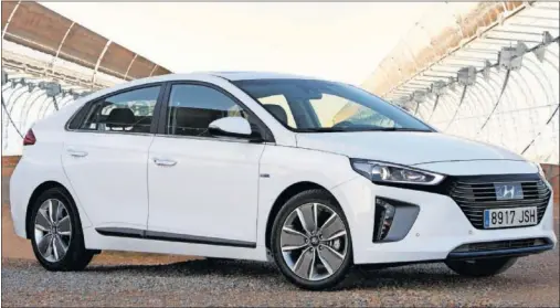  ??  ?? PROPUESTA INTERESANT­E. El Ioniq Hybrid se presenta como una opción más que aconsejabl­e para quienes busquen un coche de su estilo.