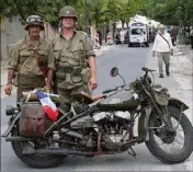  ??  ?? Les figurants avec une magnifique moto d’époque.