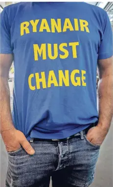  ?? FOTO: IMAGO ?? Ein Ryanair-Mitarbeite­r streikt im belgischen Charleroi. Ryanair müsse sich ändern, heißt es auf seinem T-Shirt.