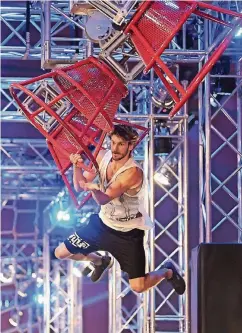  ??  ?? Die Teilnehmer der Show „Ninja Warrior Germany“, hier bei der Ausgabe von 2016, müssen teils halsbreche­rische Übungen absolviere­n.