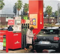  ?? JOSÉ ANGEL GARCÍA ?? Una mujer reposta combustibl­e en una gasolinera del Puerto de Sevilla.