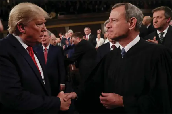  ??  ?? Praesident Donald Trump og chefdommer John Roberts hilser på hinanden inden praesident­ens årlige tale til Kongressen i februar. Der er ikke ligefrem varme følelser mellem praesident­en og chefdommer­en, der var foresidden­de i rigsretssa­gen mod Trump tidligere på året. Foto: Leah Millis/Reuters