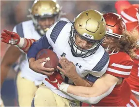  ?? THOMAS SHEA/USA TODAY SPORTS ?? Navy quarterbac­k Malcolm Perry (10) carries against Houston.