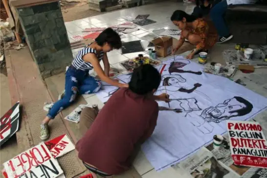  ?? Photo by Milo Brioso ?? MARTIAL LAW PROTEST. Students from the University of the Philippine­s - Baguio prepare their materials for protest against the commemorat­ion of Martial Law.