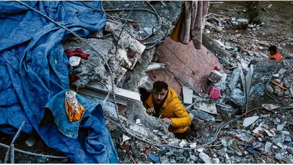  ?? Foto: Khalil Hamra/ap/dpa ?? Ein Mann in Adana sucht nach Verschütte­ten in den Trümmern eines zerstörten Gebäudes.