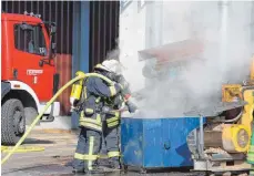  ?? FOTOS: THOMAS WARNACK ?? Unter Atemschutz löschen die Feuerwehrl­eute brennendes Material aus dem Turm