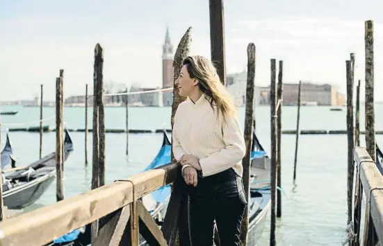  ?? SOLE HAFNER ?? La escritora Eva García Sáenz de Urturi contemplan­do el Gran Canal de Venecia días antes de la publicació­n de El ángel de la ciudad