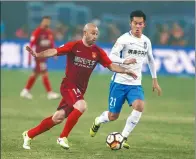  ?? LYU XUN / XINHUA ?? Javier Mascherano in possession for Hebei China Fortune against Tianjin Teda during his CSL debut on Saturday. Zhang Chengdong’s late equalizer earned Hebei a 1-1 draw.