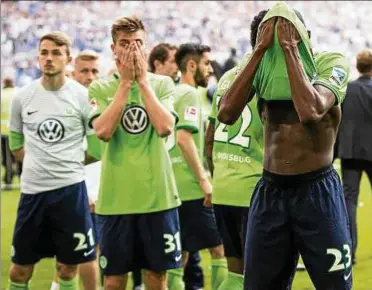  ??  ?? Entsetzen beim VfL Wolfsburg: Josuha Guilavogui (r.) und Robin Knoche sind nach der :-Niederlage beim Hamburger SV der Verzweiflu­ng nahe. Foto: Getty Images