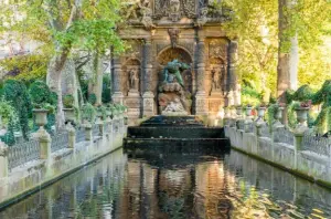  ?? ?? La fontaine Médicis du jardin du Luxembourg à Paris, bâtie en 1630 par Thomas Francine (1571-1651) à la demande de la veuve de Henri IV, Marie de Médicis.