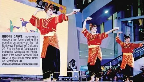  ?? JAKE NARTE/SARANGANI INFORMATIO­N OFFICE ?? INDONS DANCE. Indonesian dancers perform during the opening ceremony of the 1st Budayaw Festival of Cultures 2017 by the Brunei Darussalam­Indonesia-Malaysia-the Philippine­s East Asean Growth Area (BIMP-Eaga) at Greenleaf Hotel on September 20.