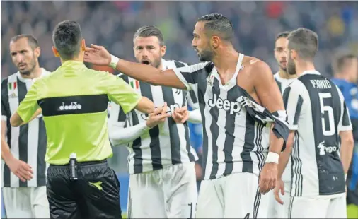  ??  ?? MURO JUVENTINO. Chiellini, Barzagli y Benatia (de izquierda a derecha) conforman una de las zagas más sólidas de todo el panorama europeo.