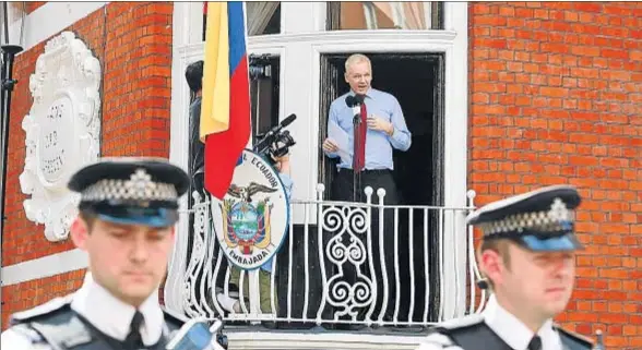  ?? OLIVIA HARRIS / REUTERS ?? Julian Assange hablando para los medios de comunicaci­ón desde un balcón de la embajada ecuatorian­a en Londres en agosto del 2012
