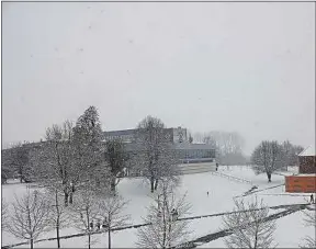  ??  ?? Le lycée Pierre-Forest de Maubeuge pendant un épisode neigeux (archive).