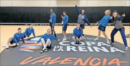  ??  ?? De izquierda a derecha: Gretter, Burani, Espín, Da Silva, Carter, Grande, Nyingifa, De Santiago y Alonso posan en L’Alqueria de Valencia.